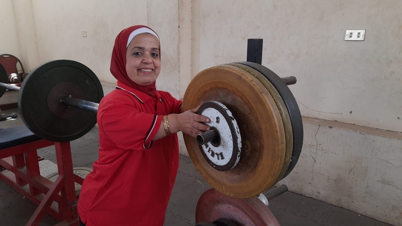 حنان فؤاد : بطلة مصر في رفع الأثقال لقصار القامة