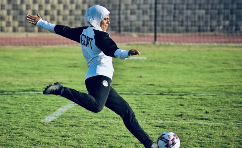  فايزة  حيدر.. الصعيدية التي  تتنفس كرة  القدم