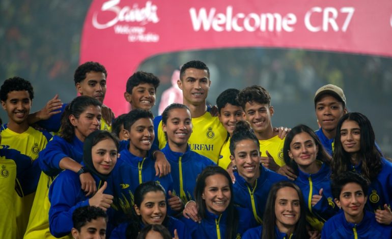  كرة القدم: رونالدو يزور سيدات فريق النصر السعودي أثناء تدريباتهن