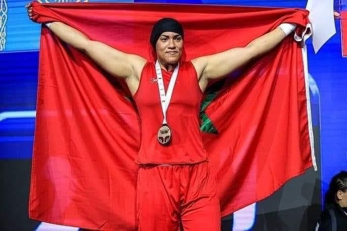 المغربية خديجة المرضي تتوج بالميدالية الذهبية في بطولة العالم للملاكمة