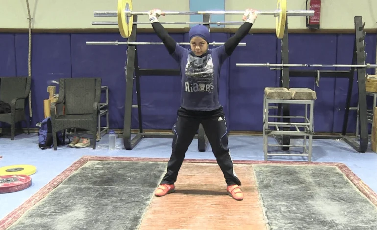  Sara Samir la médaillée olympique égyptienne d’haltérophilie
