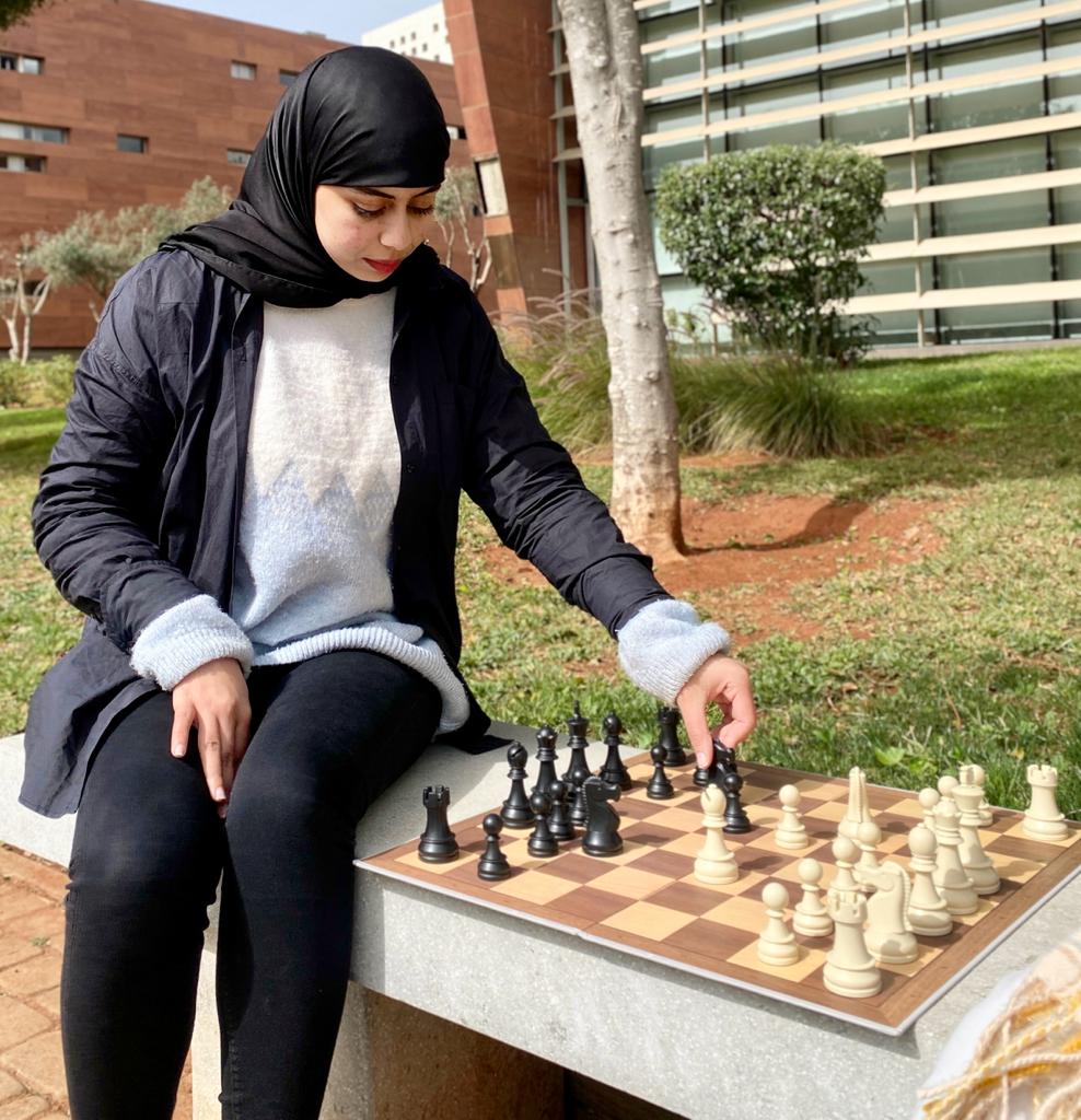 كوثر حمدان.. مغربية تفوقت على الاكتئاب ونقشت اسمها على رقعة الشطرنج‎