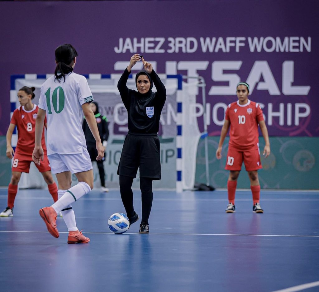 كرة القدم داخل الصالات: لسلطنة عمان حكمات في اللعبة ‎