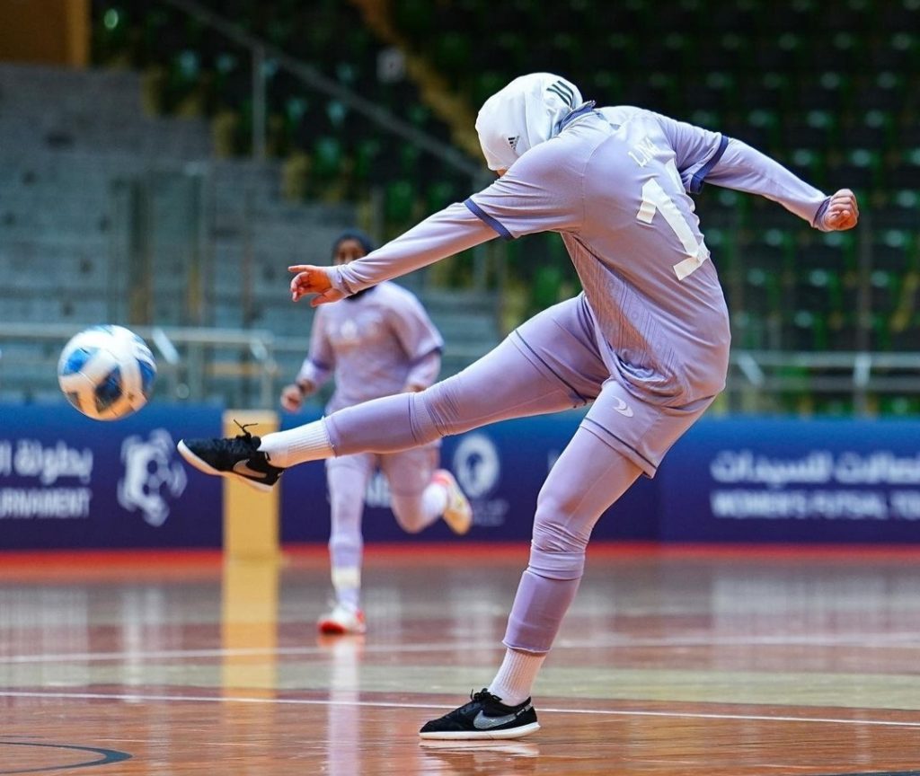 كرة القدم: لينا بوساحة.. اللاعبة التي تركت الدوري الفرنسي من أجل الحجاب